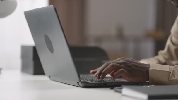 Fekete férfi gépel billentyűzeten laptop irodai vagy otthoni, közelkép a kezét, munka és szörfözés internet, kommunikáció online — Stock videók