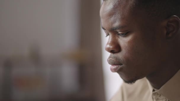 Koncentreret ansigt af ung sort mand, der arbejder med pc i rummet, closeup udsigt, afro-amerikansk studerende eller forretningsmand – Stock-video