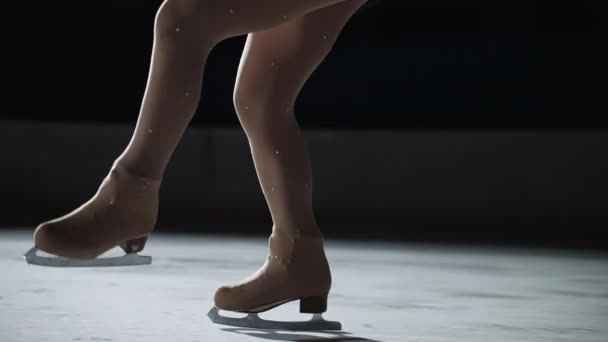 女子花样滑冰运动员跳跃时的腿，冰上溜冰特写，训练或表演冠军，慢动作 — 图库视频影像