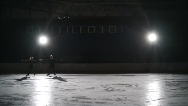 Підготовка професійної пари фігуристів, чоловік і жінка катаються разом на ковзанах, розминка перед змаганням — стокове відео