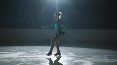 Artistik patinaj şampiyonası, bekar bayan patencilerin performansı, genç zarif sporcu...