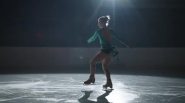 Modern artistik patinaj yarışması, tek patenci kadın programını buz pateniyle yapıyor, yavaş çekim.