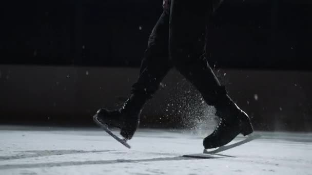Αθλητή χορεύει στον πάγο, εκτελεί βήματα ακολουθία στο παγοδρόμιο, closeup των ποδιών, στέκεται στις επιλογές toe και λεπίδες των παγοπέδιλων — Αρχείο Βίντεο