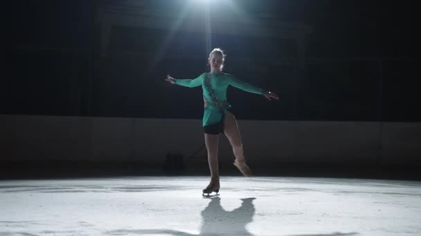 Майбутній чемпіонка жіночого фігурного катання виступає на ковзанах, юнацьких змаганнях, демонстраційних виступах — стокове відео