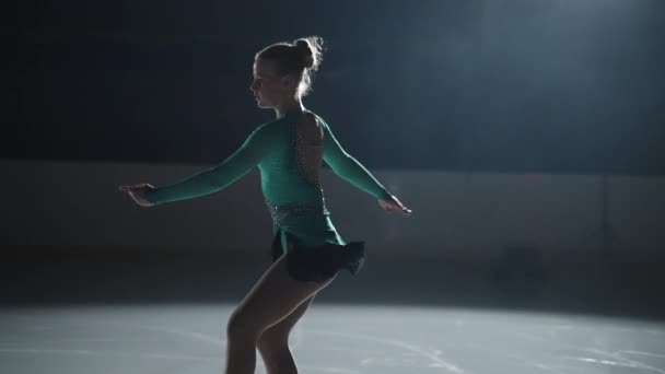 Pokaz występów młodej łyżwiarki figurowej na zawodowym mistrzostwie łyżwiarstwa figurowego, slow motion — Wideo stockowe