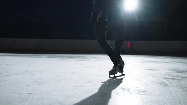 Професійна спортсменка-жінка на змаганнях з фігурного катання, спортивна жінка ковзає на льоду і робить елементи — стокове відео