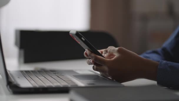 Nero donna sta utilizzando smartphone in ufficio, primo piano delle mani con gadget, visualizzazione di notizie nastro nei social network, l'invio di messaggi — Video Stock