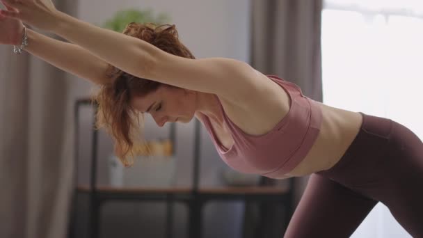 La deportista adulta está entrenando sola en casa, haciendo ejercicio para una buena salud corporal, retrato medio — Vídeos de Stock