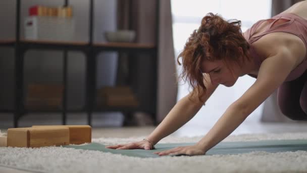 Fiatal sportos nő csinál fizikai gyakorlatok otthon, edzés lábak, fogyás nyáron — Stock videók