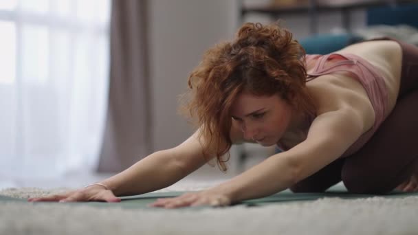 Domácí fitness, žena trénuje sama na pokoji, sportovec se stará o zdraví těla a krásy, aktivní dáma — Stock video