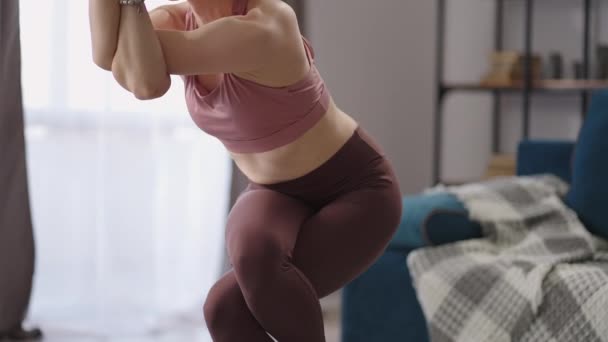 Garudasana felnőtt nő edzés egyedül otthon, hölgy végre sas pozíció, edzés az egyensúly — Stock videók