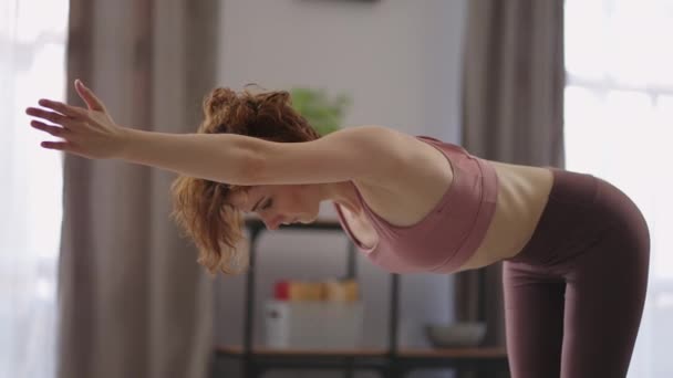 Lichamelijke oefening voor een goed gevoel en gezond, vrouw doet workout thuis in de ochtend, portret schot — Stockvideo