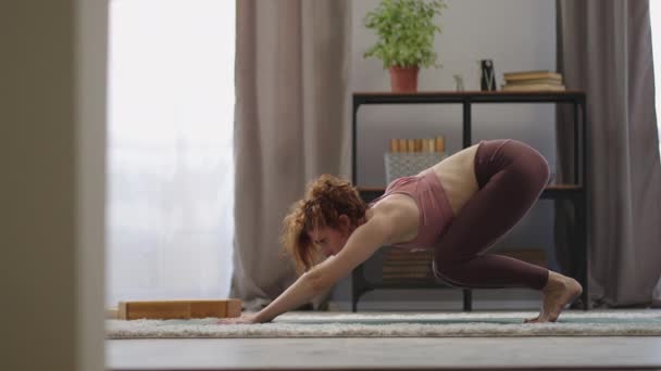 Otthon edzés felnőtt nő, hölgy edzés egyedül a nappaliban, egészséges életmód és sport tevékenység — Stock videók