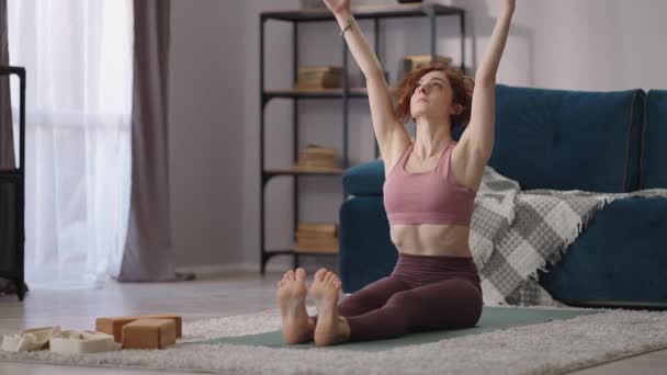 Morgon övningar för god fysisk kondition, kvinna tränar hemma, sportig dam sträcker kroppen — Stockvideo