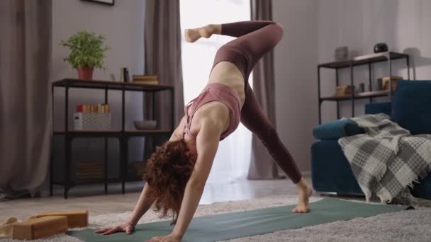 Sportos nő gyakorolja hatha jóga, teljesítő ászanák, sportos hölgy edzés lakás, sportos és egészséges életmód — Stock videók