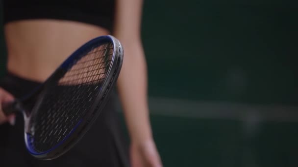 Pemain tenis wanita sedang mempersiapkan diri untuk melayani bola, melemparkannya dengan tangan dan memegang raket, pandangan tertutup, gerakan lambat — Stok Video