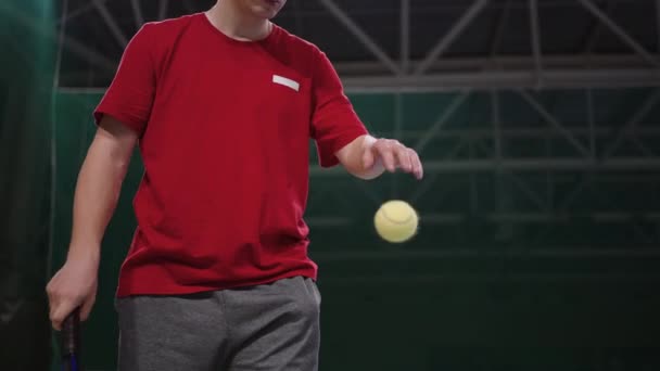 Joven deportista está entrenando en la cancha de tenis, lanzando pelota en el suelo y la captura, el ejercicio de jugador de tenis masculino — Vídeos de Stock