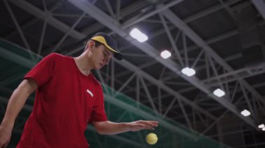 Profesyonel tenisçi tenis kortunda antrenman yapıyor, yavaş çekim hareketli sporcunun.
