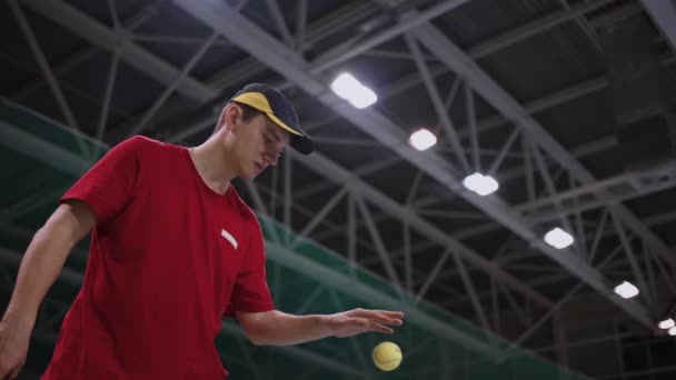 Profesjonalny tenisista jest szkolenie służyć na korcie tenisowym, slow motion shot ruchomego sportowca — Wideo stockowe