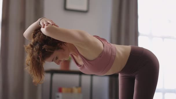 Lichaamsbeweging voor de gezondheid van het lichaam, vrouw is het trainen van spieren van de rug tijdens de ochtend workout thuis — Stockvideo