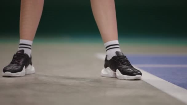 Jambes de la joueuse de tennis avant un service sur le terrain, vue rapprochée des pieds chaussure de sport, match de tennis — Video