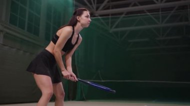 Profesyonel bayan tenis oyuncusu tenis kortunda, sporcu bayan top servisi bekliyor.
