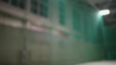 Profesyonel bayan tenisçi eğitimi, yakın çekim top atma, servis yapmaya hazırlanma, tenis kortunun ayrıntıları