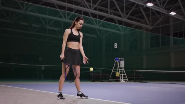 Abile tennista donna sta lanciando palla sul campo prima di servire, full-length ritratto girato, stile di vita sportivo e attivo — Video Stock