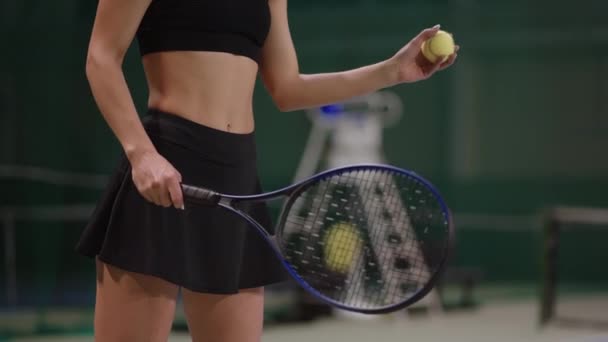 Mujer se está preparando para servir una pelota en el partido de tenis, entrenamiento o competición, tiro en cámara lenta, detalles sobre el cuerpo — Vídeo de stock