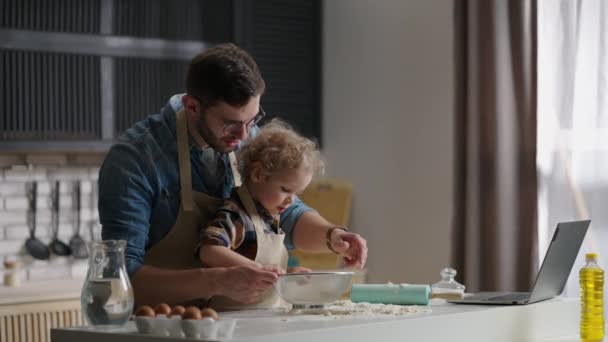 Fröhlicher Sohn und Vater gemeinsam in der Küche, Kochen und Spielen mit Teig, ruhiges und glückliches Familienwochenende — Stockvideo