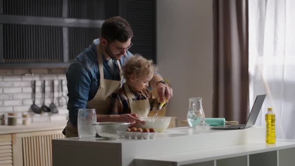 Papà e figlio cucinano la colazione la domenica mattina, famiglia felice in cucina nel fine settimana, giovane e bambino — Video Stock