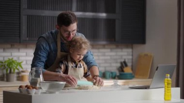 Baba oğul mutfakta, yemek pişiriyorlar, para kazanıyorlar, hafta sonları birlikte vakit geçiriyorlar, orta boy portre çiziyorlar.