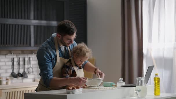 Vater und Kleinkind zu Hause in der Küche, kochen und spielen, Zeit miteinander verbringen, glückliches Familienwochenende — Stockvideo