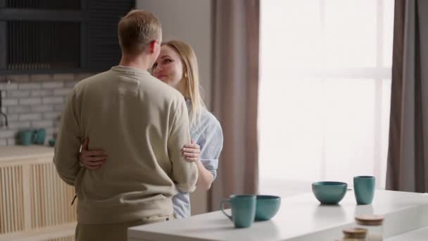 Grappig koppel achteraanzicht dansen tijdens het koken samen in de keuken, jong actief gezin plezier lachen voelt zorgeloos gelukkig genieten voorbereiding eten ontbijt of diner levensstijl vrijetijdsbesteding concept — Stockvideo