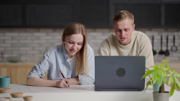 Paar zitten op de bank doen papierwerk betalen rekeningen maken gebruik van laptop e-bank app, financiën te beheren analyseren uitgaven budget thuis, de berekening van spaargeld, planning van investeringen, maken hypotheek lening betaling concept — Stockvideo