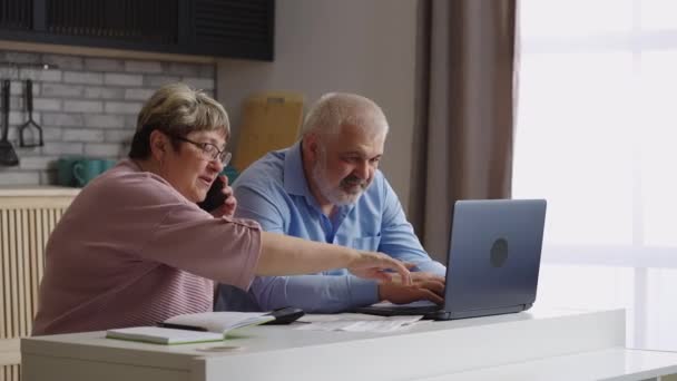 Mujer jubilada y hombre están consultando con el seguro y asesor financiero por llamada telefónica, retrato de las personas mayores en el hogar — Vídeos de Stock