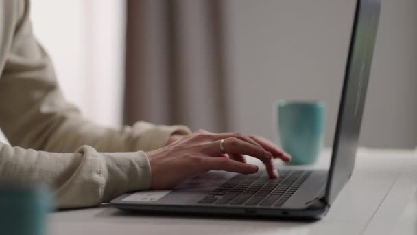 Mužské ruce obchodníka profesionální uživatel pracovník pomocí psaní na notebooku klávesnice sedět na domácí kanceláři stolu pracuje on-line s PC softwarových aplikací koncept, zblízka boční pohled — Stock video