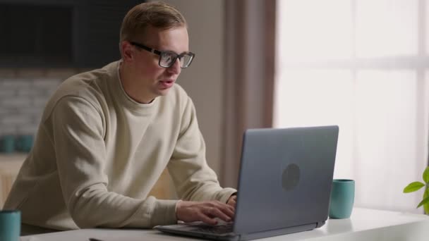 Pracuje w domu. biznesmen przewijanie na laptopie pracy z domu. — Wideo stockowe