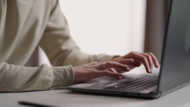 A trabalhar em casa. homem de negócios rolando no laptop trabalhando em casa. — Vídeo de Stock