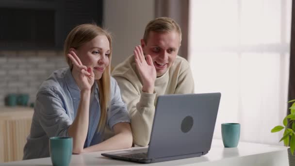 Eheleute sitzen in der Küche und telefonieren per Internet und Laptop. Fernkommunikation, angenehme Videokonferenz-Gespräche mit der Familie. Moderne Technik, Nutzungskonzept für Apps — Stockvideo