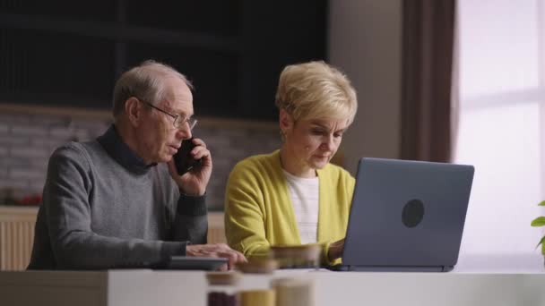 Vecchio e donna sono shopping online, facendo ordine in negozio internet, chiamando al call-center per la consulenza — Video Stock