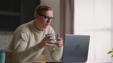 Evdeki adamdan çalışıyorum. İşadamı dizüstü bilgisayarla evden çalışıyor..