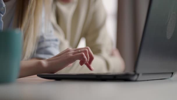 Eingabe von Laptop-Tastatur Hände weibliche Computerhand Nahaufnahme Mädchen Geschäftsmann Text HD home Seitenansicht Grundschule macht ihre Hausaufgaben Zeitlupe Dolly little up video k Close Child Man Brille verwendet — Stockvideo