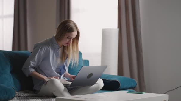 Heyecanlı genç bayan kazanan dizüstü bilgisayara bakıyor online başarıyı kutluyor evdeki kanepede oturuyor. Öforik kadın yeni bir iş fırsatı elde ediyor, e-postada iyi haberler okuyor, zafere seviniyor, motive oluyor.. — Stok video
