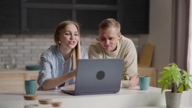 Mutlu 35 'lik çift selamlaşması videoyu başlatıyor. Laptop sohbetinin keyfini çıkarın. Haber bültenini yabancı akrabalarla paylaş. Video konferans kullanımı, rahat sanal toplantı konsepti