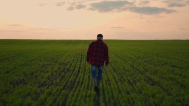 Senyor, erkek bir çiftçi kuraklık sırasında tarlaya gider. Çiftçi gün batımında tarlada yürürken alnındaki teri siliyor. Erkek çiftçi ayaklarını takip et.