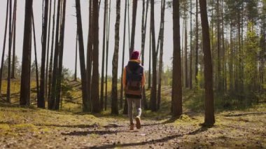 Turist sırt çantalı mutlu, güzel bir kadın yaz ormanlarında tek başına geziyor vahşi doğa Afrika safarisinin tadını çıkarıyor yalnız başına. Portreler