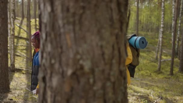 Giovane coppia elegante di turisti a piedi nella mappa del parco nel telefono cellulare guardarsi intorno e parlare. Concetto di escursioni e attività all'aperto. Rallentatore — Video Stock