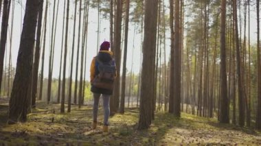 Turist sırt çantalı mutlu, güzel bir kadın yaz ormanlarında tek başına geziyor vahşi doğa Afrika safarisinin tadını çıkarıyor yalnız başına. Portreler