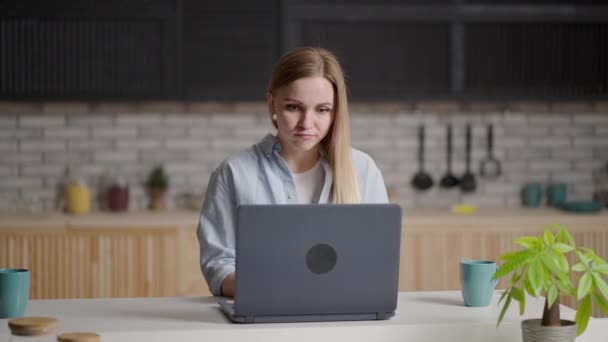 Skoncentrowana studentka lub freelancer pracująca na laptopie w kawiarni lub współpracownikach. praca zdalna, samozatrudnienie i nauka, rozwiązywanie problemów, badania naukowe — Wideo stockowe